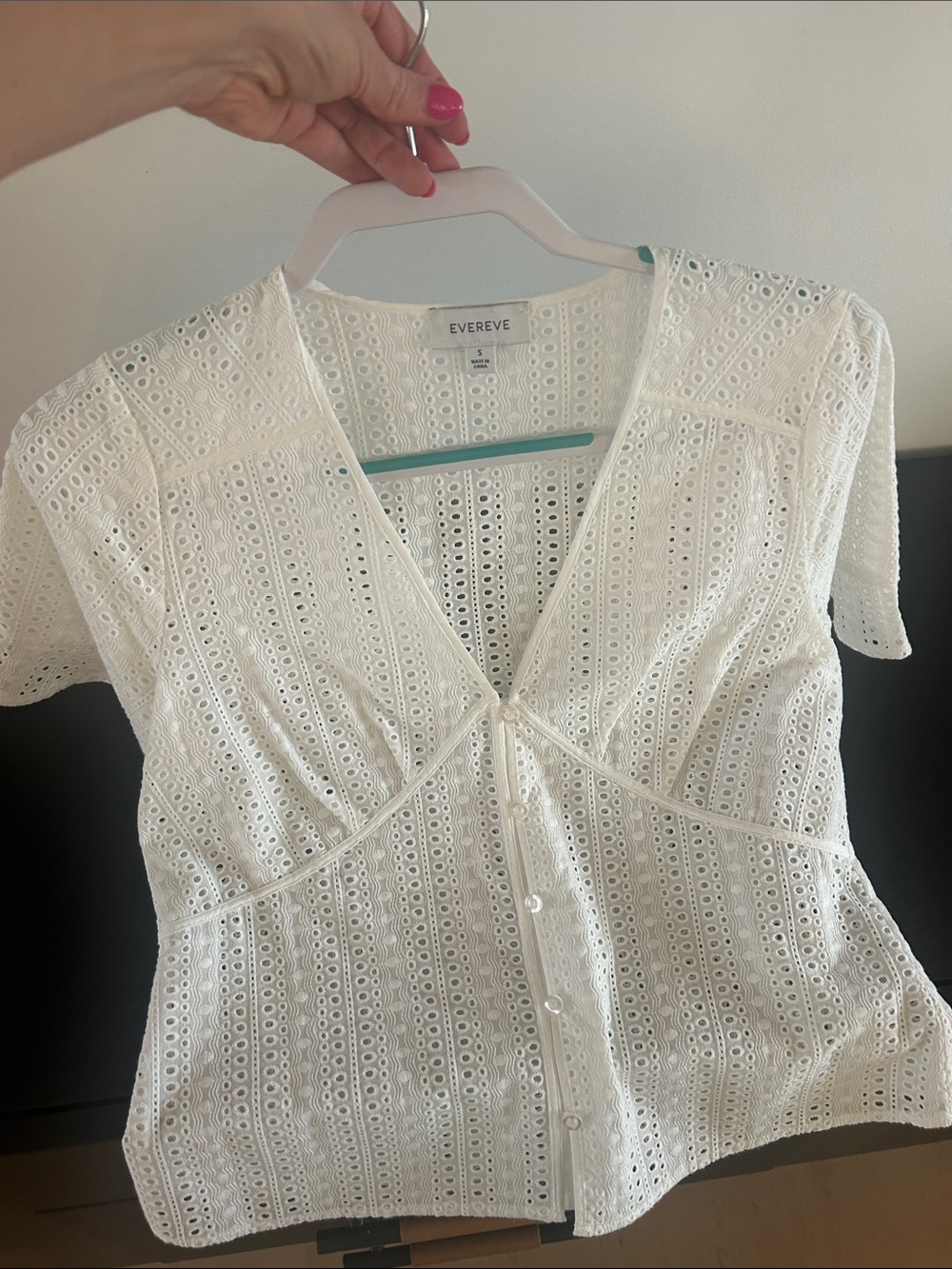 Evereve White Eyelet Button-Front V-Neck Blouse- worn once